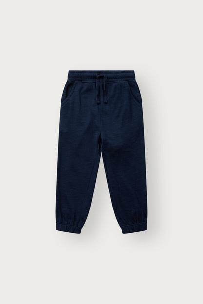 Kind trägt die Galon Trainerhose von Hust & Claire in Blues, Vorderansicht