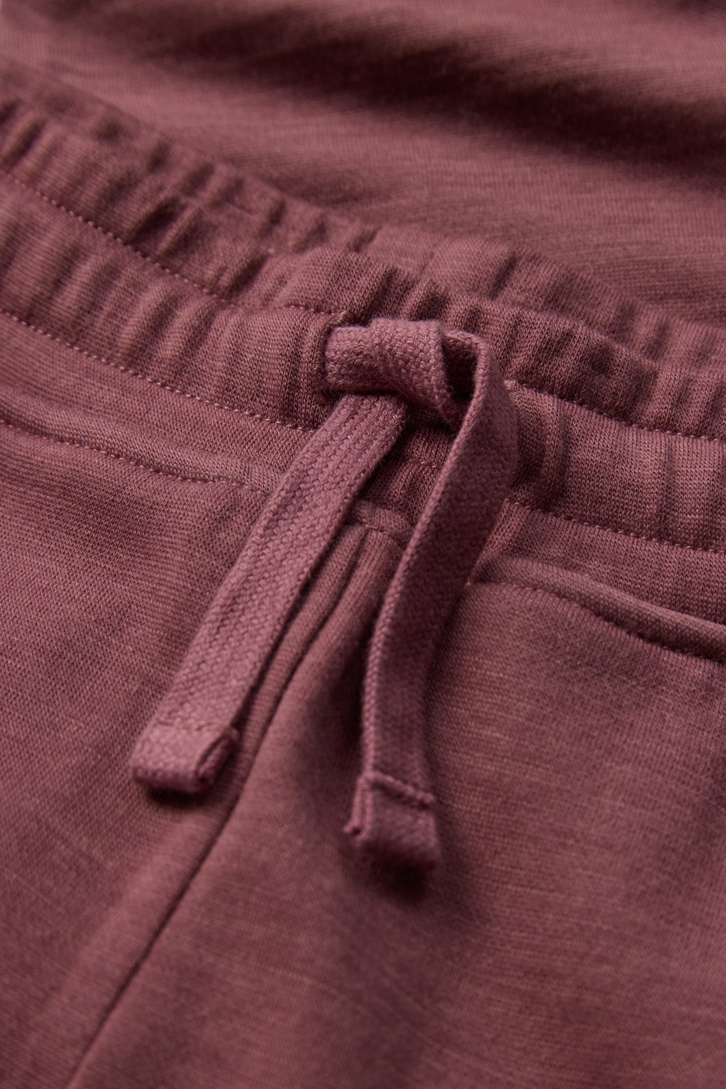 Detailaufnahme des Bunds der Galon Trainerhose von Hust & Claire, bei Bärechind