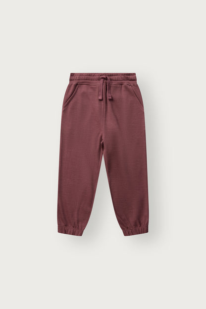 Kind trägt die Galon Trainerhose von Hust & Claire in Old Rose, Vorderansicht