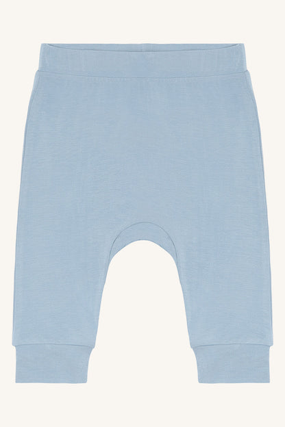 Bequeme Babyhose aus Bambus Viskose in Hellblau von Hust & Claire für den Sommer