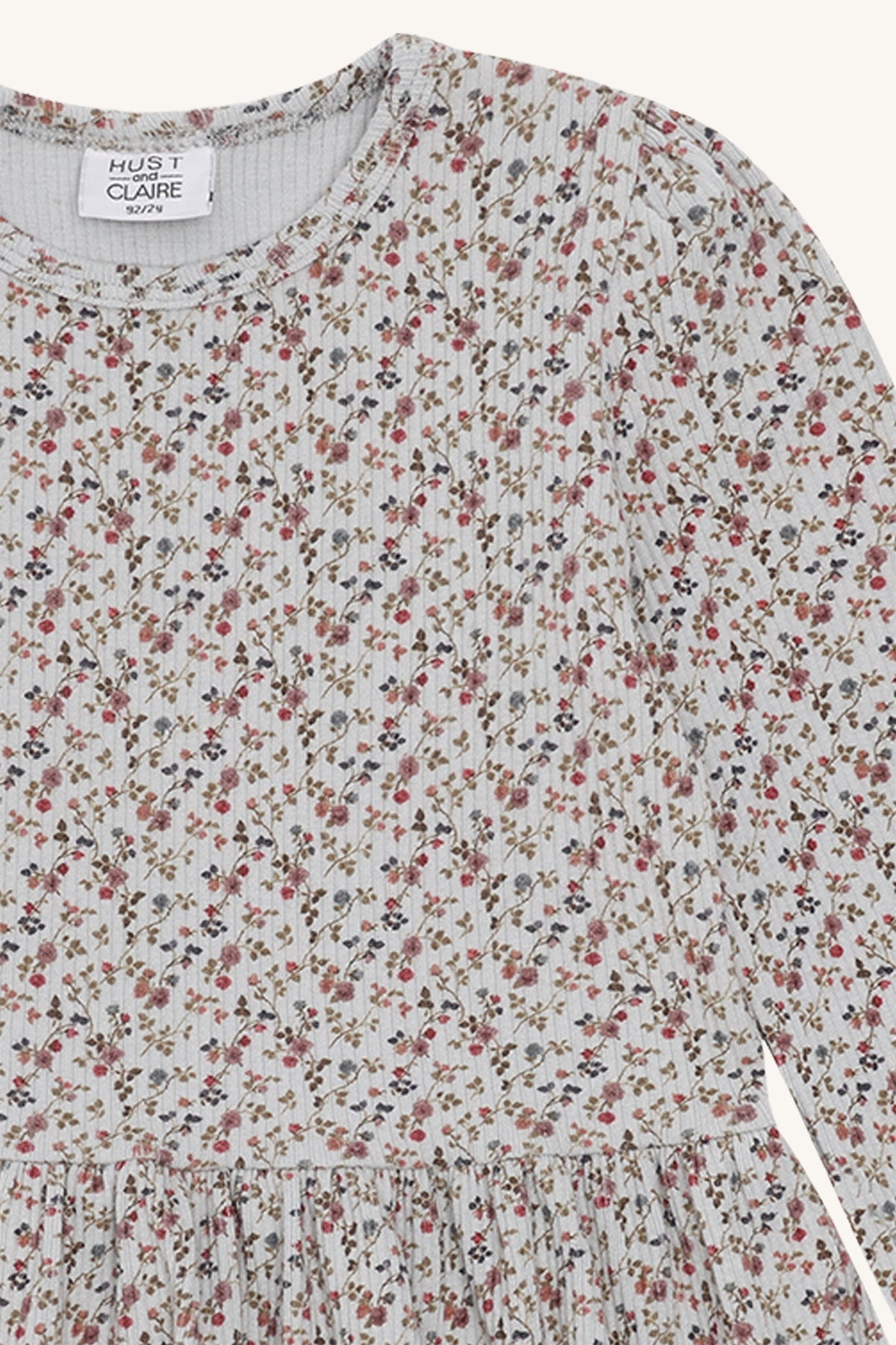 Detailaufnahme des floralen Musters am Hust&Claire Kleid Donna aus Bio-Baumwolle, erhältlich im Bärechind Winterthur, Zürich Schweiz