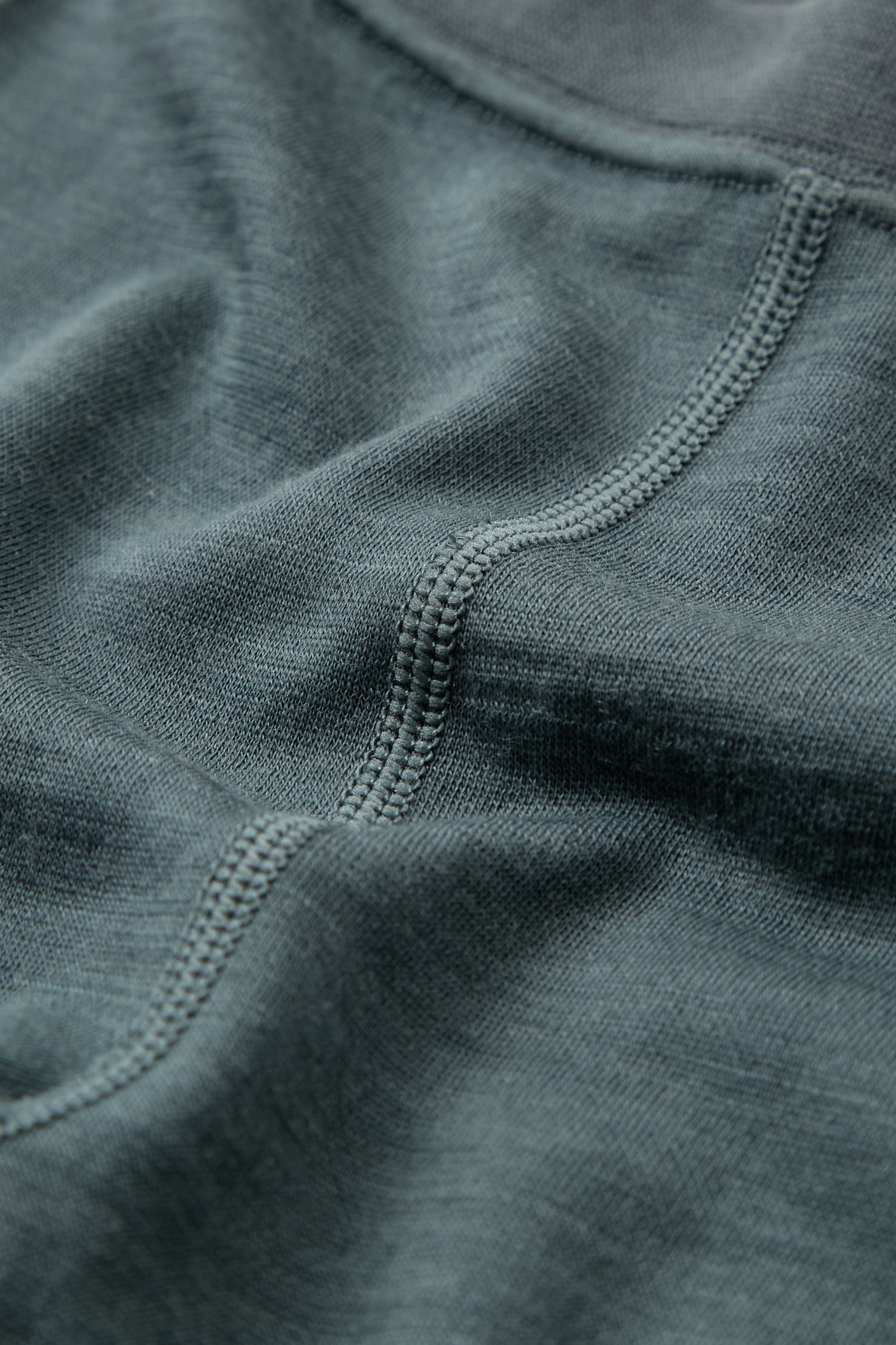 Detailaufnahme der Wolle-Bambus-Strickstruktur der Hust & Claire Laki Leggings in Balsam Green bei Bärechind