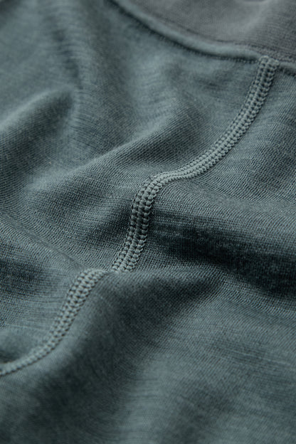 Detailaufnahme der Wolle-Bambus-Strickstruktur der Hust & Claire Laki Leggings in Balsam Green bei Bärechind