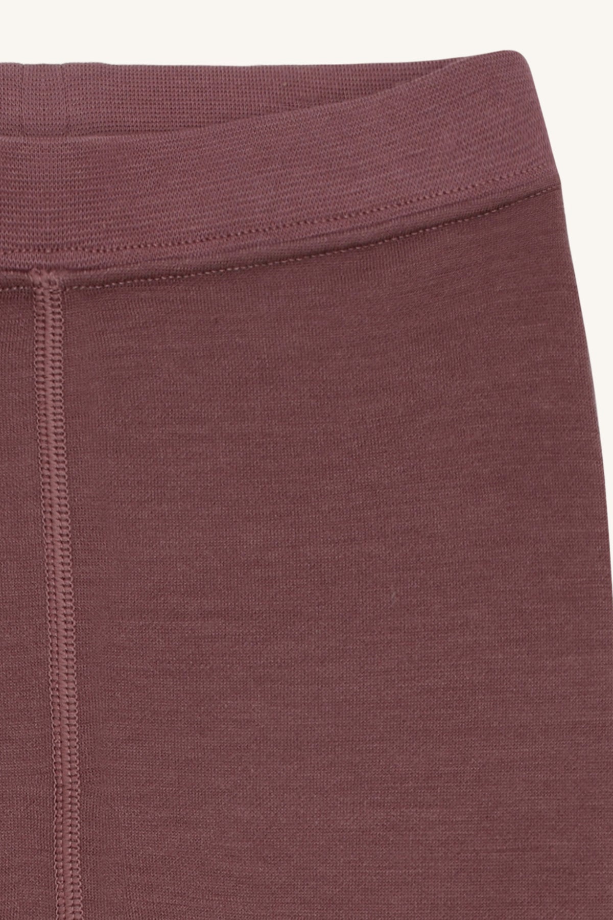 Detailaufnahme der Wolle-Bambus-Strickstruktur der Hust & Claire Laki Leggings in Old Rose bei Bärechind
