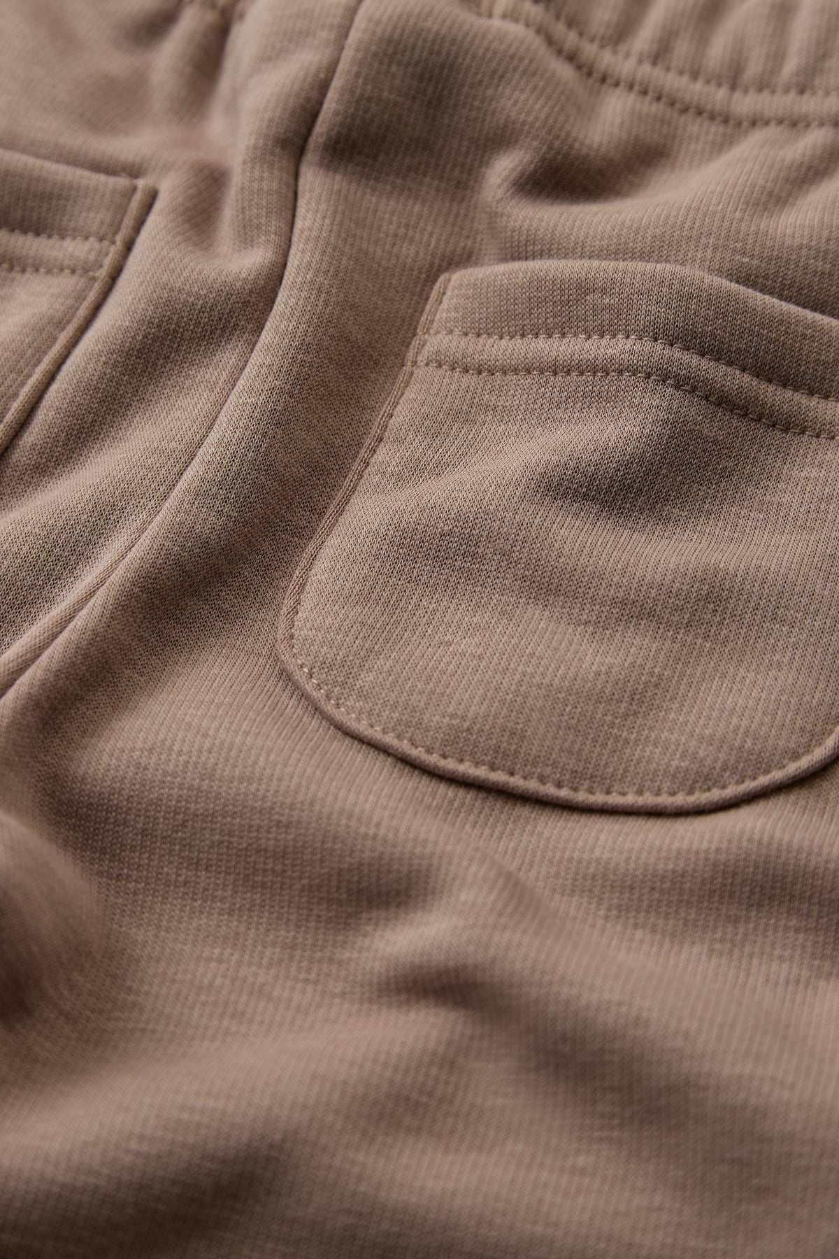 Detail der weichen Fleece Innenseite der Hust & Claire Lisa Leggings in Biscuit