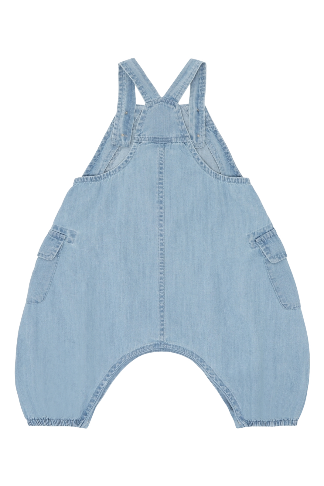 Rückseite des Hust&Claire Maks Baumwoll-Overalls aus blauem Denim bei Bärechind Winterthur, Zürich, Schweiz.