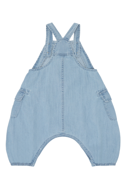 Rückseite des Hust&Claire Maks Baumwoll-Overalls aus blauem Denim bei Bärechind Winterthur, Zürich, Schweiz.