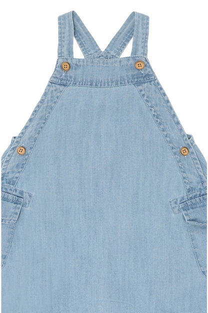 Detailaufnahme vom Hust&Claire Maks Overall aus Baumwoll-Denim bei Bärechind in Winterthur, Zürich, Schweiz.