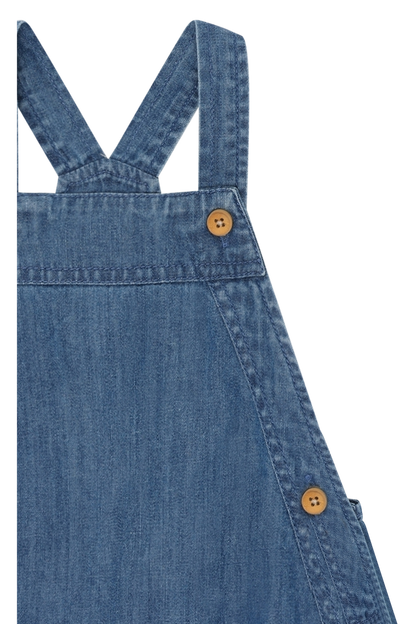 Detailaufnahme vom Hust&Claire Maks Overall aus dunkelblauem Baumwoll-Denim bei Bärechind in Winterthur, Zürich, Schweiz.