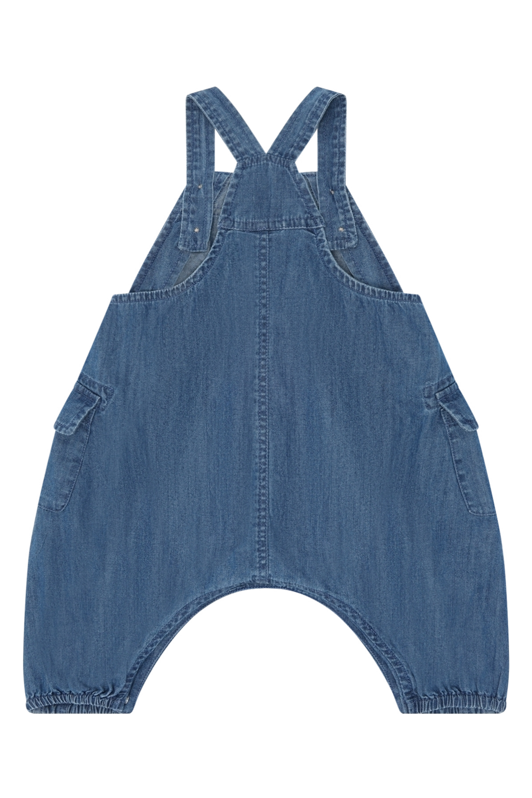 Rückseite des Hust&Claire Maks Baumwoll-Overalls aus dunkelblauem Denim bei Bärechind Winterthur, Zürich, Schweiz.