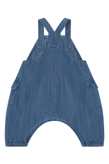 Rückseite des Hust&Claire Maks Baumwoll-Overalls aus dunkelblauem Denim bei Bärechind Winterthur, Zürich, Schweiz.