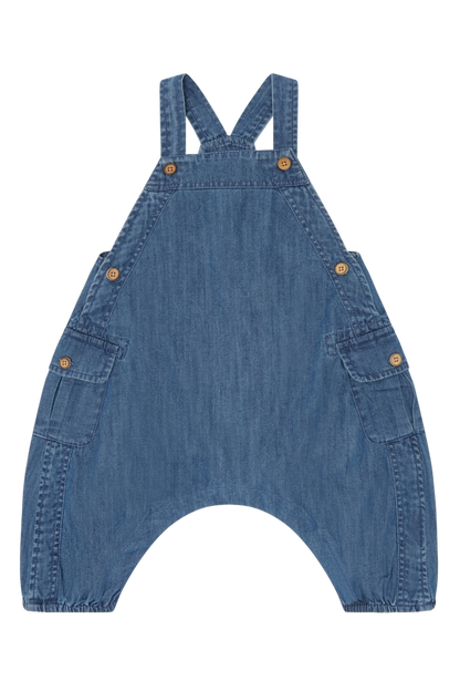 Vorderseite des Hust&Claire Maks Baumwoll-Overalls aus dunkelblauem Denim bei Bärechind in Winterthur, Zürich, Schweiz.