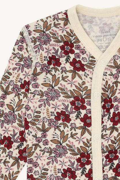 Detailaufnahme des Blumenmusters und der Wolle Bambus Qualität beim Hust&Claire Manu Strampler, Bärechind Winterthur Zürich.Schweiz.