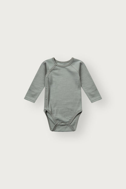 Merino Wickelbody von Hust & Claire in Slate Green, Vorderansicht