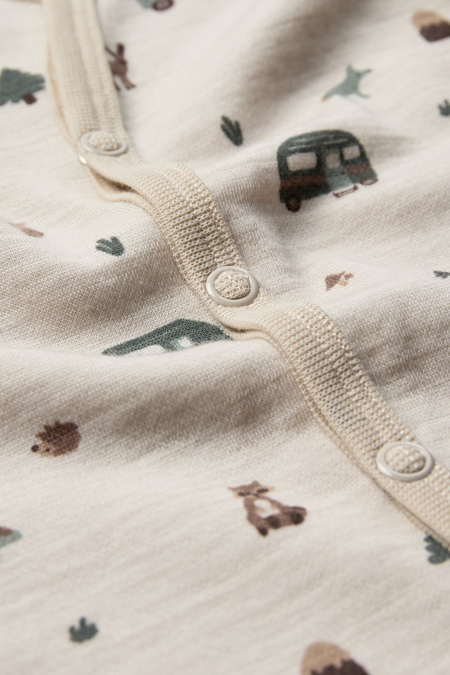 Bärechind Strampler von Hust & Claire mit Campingprint, Detailansicht