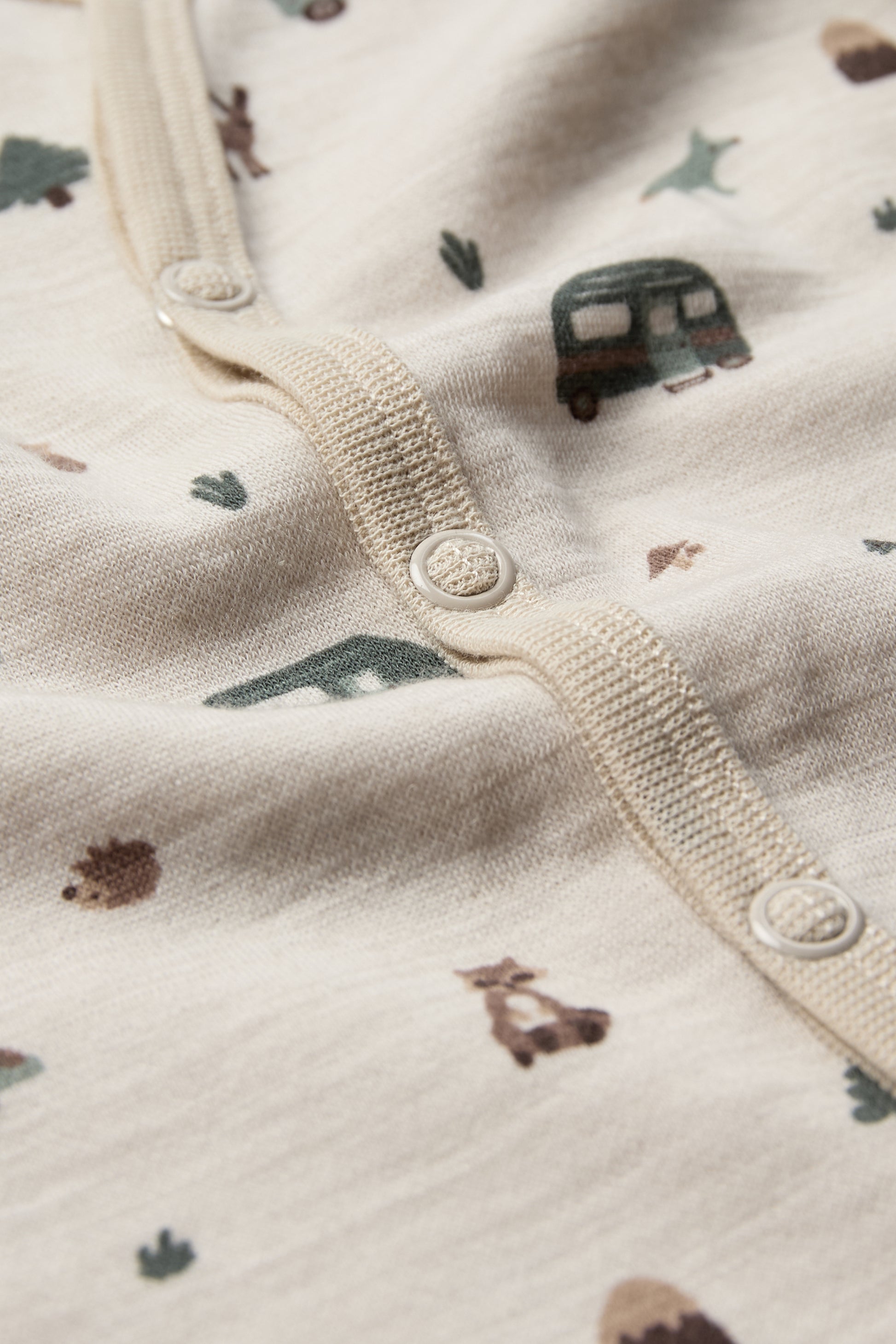 Bärechind Strampler von Hust & Claire mit Campingprint, Detailansicht