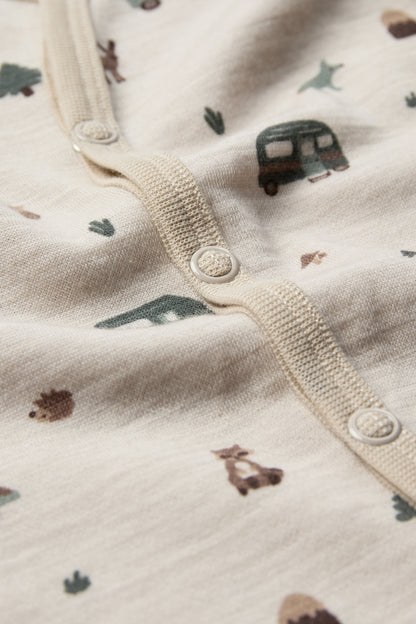 Bärechind Strampler von Hust & Claire mit Campingprint, Detailansicht