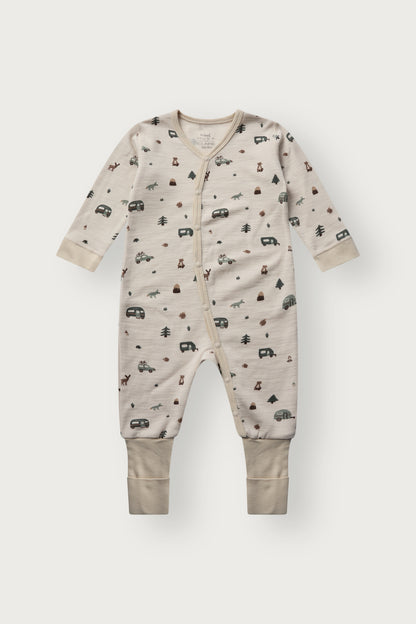 Mobi Merino Strampler von Hust & Claire mit Campingprint in French Oak, Vorderansicht