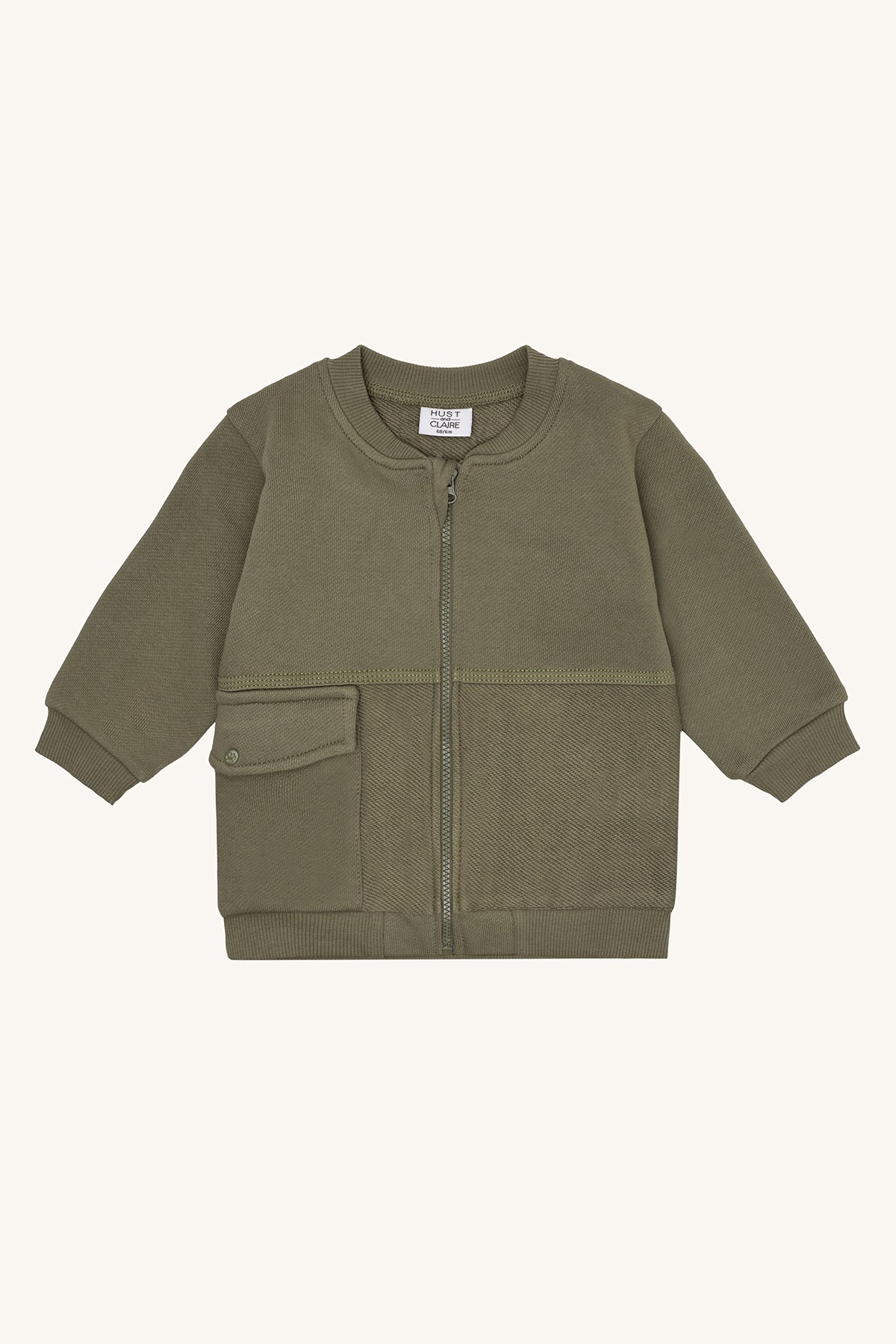 Hust & Claire Sejer Sweatjacke in Olivgrün mit Reissverschluss, Stehkragen und aufgesetzter Tasche, Bärechind Winterthur.