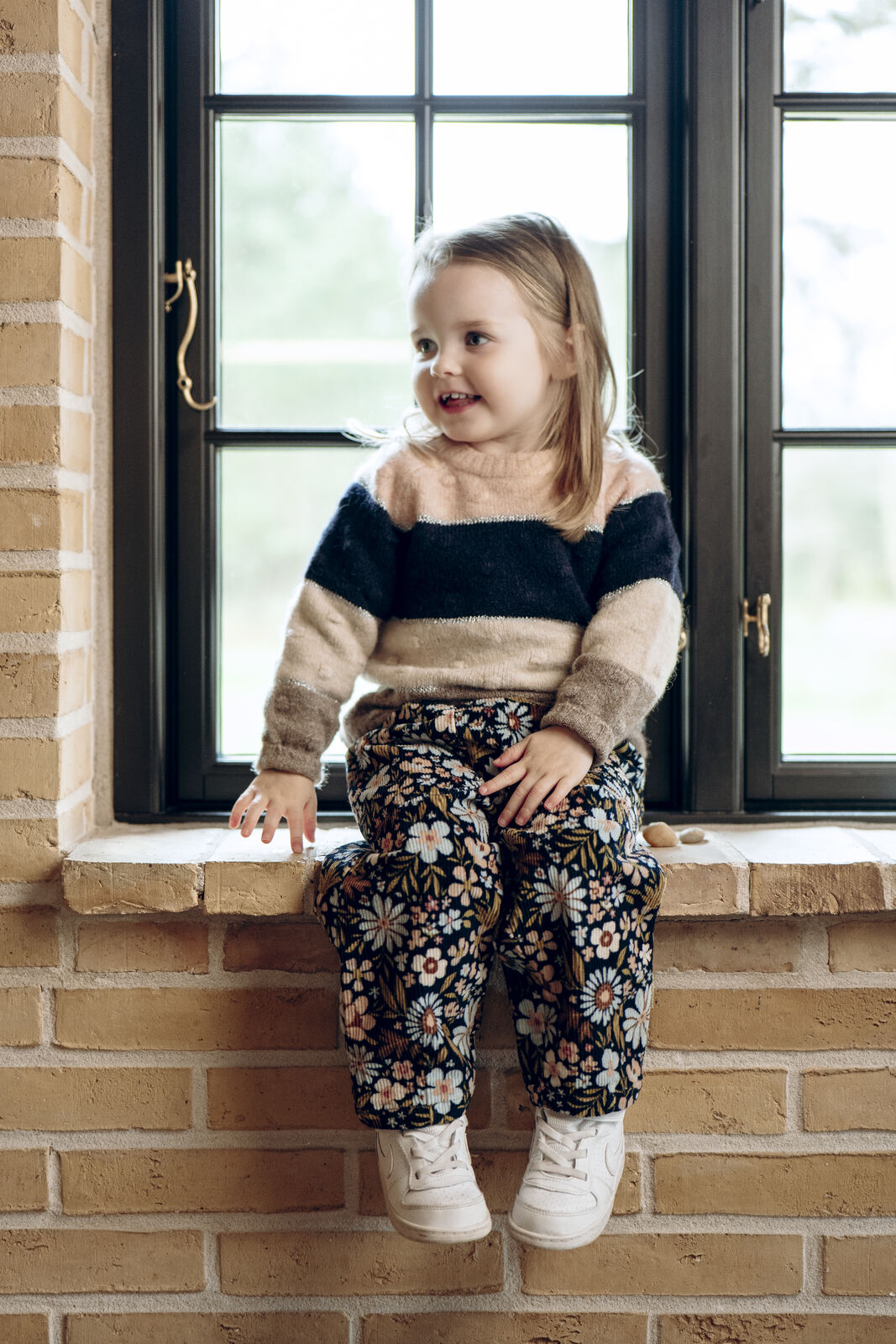 Kleinkind trägt Hust&Claire Tammy Cordhose mit Blumenmuster aus Bio-Baumwolle, erhältlich im Bärechind Winterthur, Zürich Schweiz.