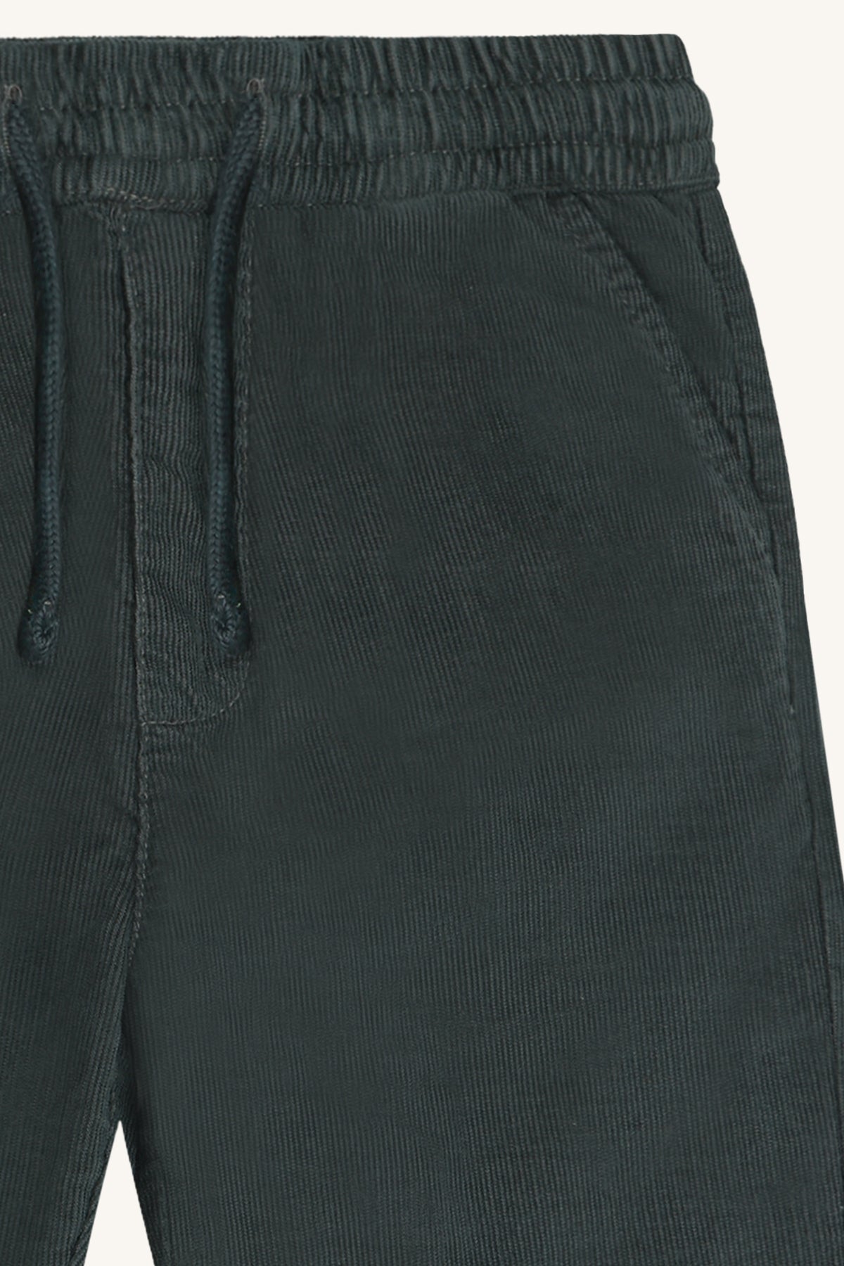 Elastischer Bund und Kordelzug der Trevor Cordhose in Balsam Green im Detail