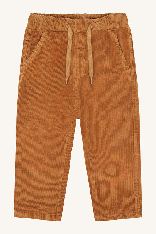 Karamellbraune Cordhose Trevor von Hust&Claire, Vorderansicht, aus Bio-Baumwolle, erhältlich im Bärechind Winterthur, Zürich Schweiz.
