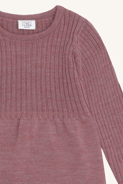 Detailansicht vom Hust&Claire Wollkleid in Altrosa, hochwertiger Strick aus 100% Wolle – liebevoll ausgewählt bei Bärechind in Winterthur, Zürich, Schweiz.