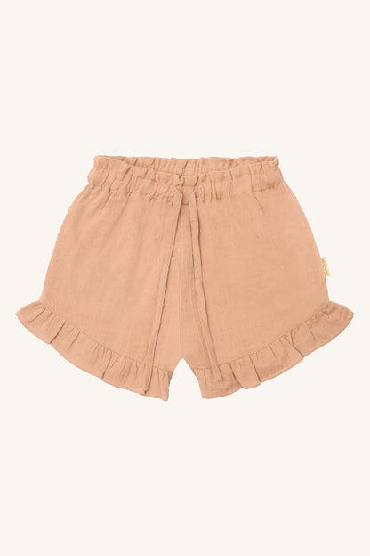 Bio-Kindershorts von Hust & Claire in warmem Sandton mit Rüschendetails – Vorderansicht, erhältlich bei Bärechind in Winterthur, Zürich, Schweiz.