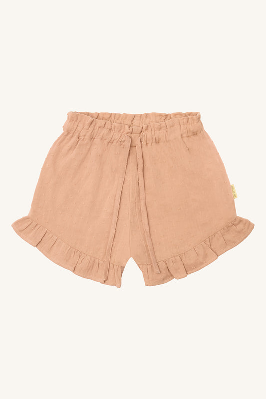 Bio-Kindershorts von Hust & Claire in warmem Sandton mit Rüschendetails – Vorderansicht, erhältlich bei Bärechind in Winterthur, Zürich, Schweiz.