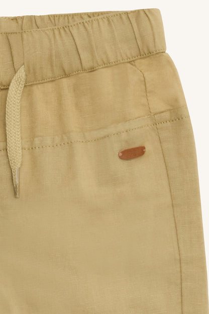 Rückansicht der Kinderhose von Hust & Claire mit Gesässtasche – lokal erhältlich bei Bärechind Kinderladen in Winterthur, Zürich, Schweiz.