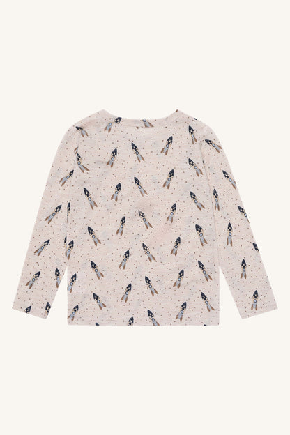 Rückansicht des Hust&Claire Wollshirts Acel mit Raketenmuster aus Wolle & TENCEL™, erhältlich bei Bärechind Winterthur, Zürich, Schweiz.
