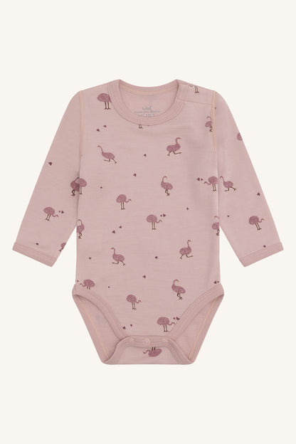 Hust & Claire Baloo Body mit Straussenprint in Rosa – erhältlich im Bärechind in Winterthur, Zürich, Schweiz
