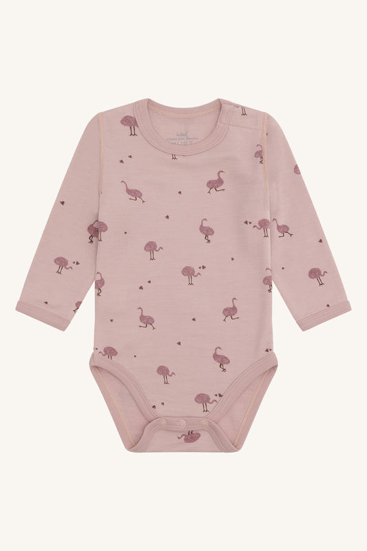 Hust & Claire Baloo Body mit Straussenprint in Rosa – erhältlich im Bärechind in Winterthur, Zürich, Schweiz