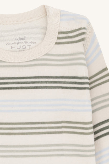 Flachliegender Babybody mit Knopfverschluss von Hust&Claire – zu kaufen im Bärechind in Winterthur, Zürich, Schweiz.