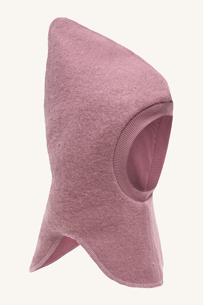 Seitenansicht der Hust&Claire Feo Wollwalk Schlupfmütze mit Baumwollfutter bei Bärechind Winterthur, Zürich, Schweiz.