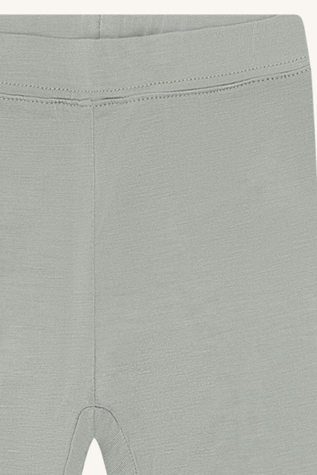 Detailansicht Bambusstoff der mintgrünen Hust&Claire Ludo Leggings – weich & luftig, bei Bärechind Winterthur, Zürich, Schweiz.