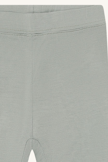 Detailansicht Bambusstoff der mintgrünen Hust&Claire Ludo Leggings – weich & luftig, bei Bärechind Winterthur, Zürich, Schweiz.