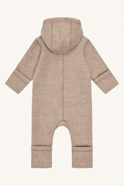 Hust&Claire Wollwalk Overall Maddy in Biscuit flachliegend – nachhaltige Merinowolle bei Bärechind Winterthur Zürich Schweiz.