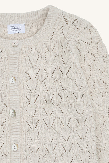 Detailaufnahme des feinen Ajour-Stricks der Hust&Claire Bio-Baumwoll-Jacke – erhältlich bei Bärechind in Winterthur, Zürich, Schweiz.