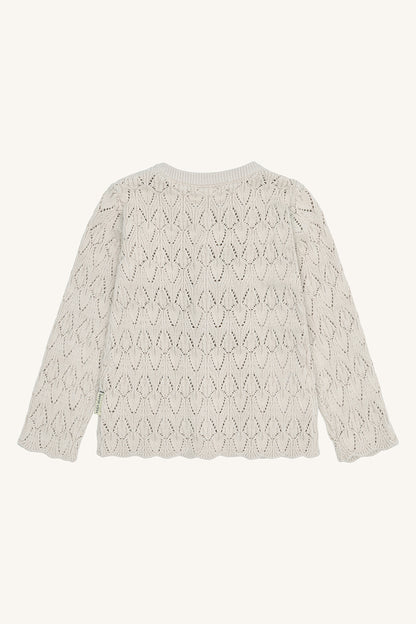 Rückansicht der Hust&Claire Bio-Baumwoll-Strickjacke in Natur – Bärechind in Winterthur, Zürich, Schweiz.