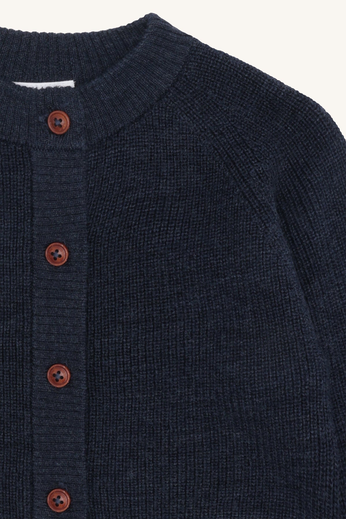 Detailansicht der Hust&Claire Strickjacke in Dunkelblau aus 100% Wolle – liebevoll ausgewählt bei Bärechind in Winterthur, Zürich, Schweiz.