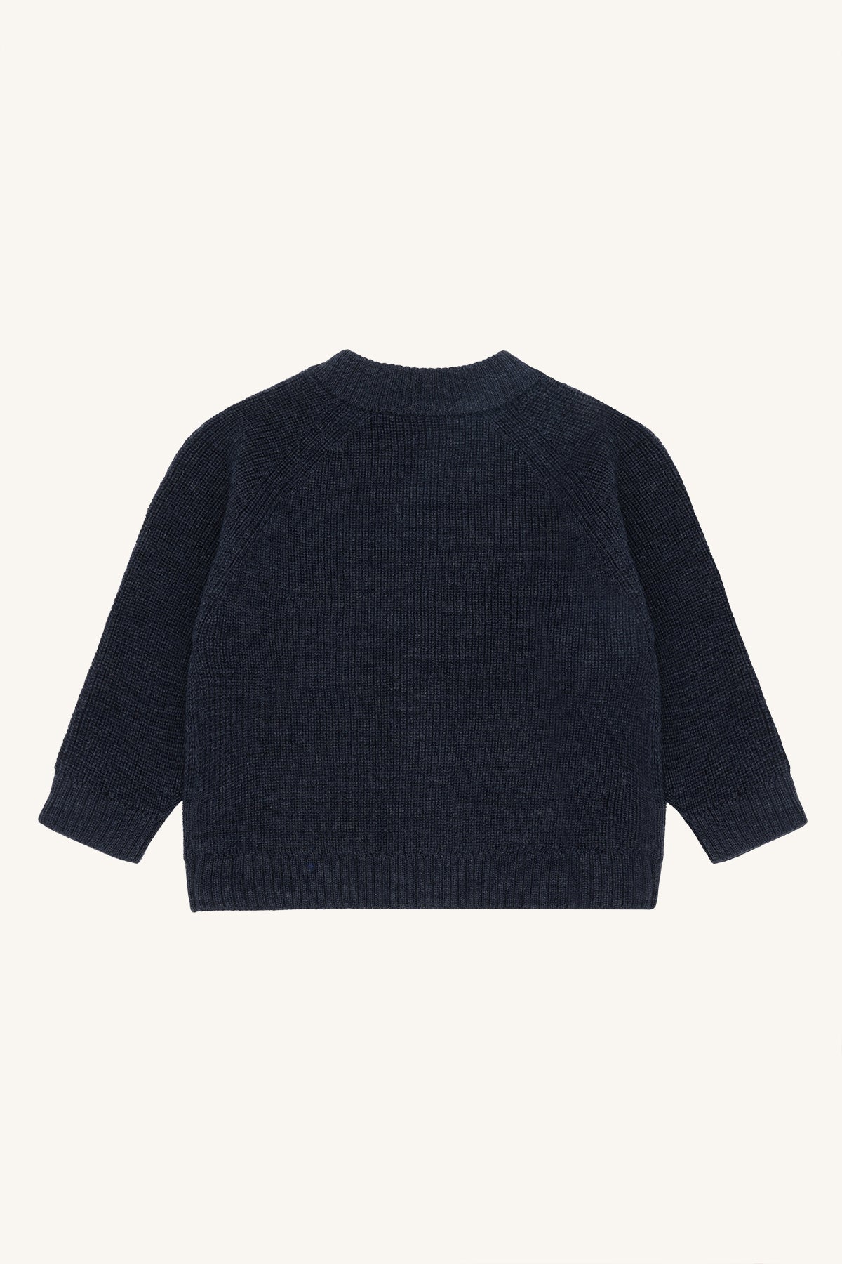 Rückansicht der Hust&Claire Strickjacke in Dunkelblau, 100% Wolle – nachhaltig bei Bärechind in Winterthur, Zürich, Schweiz.