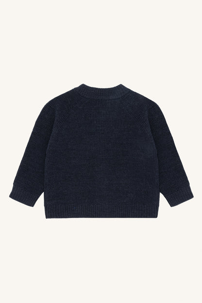 Rückansicht der Hust&Claire Strickjacke in Dunkelblau, 100% Wolle – nachhaltig bei Bärechind in Winterthur, Zürich, Schweiz.