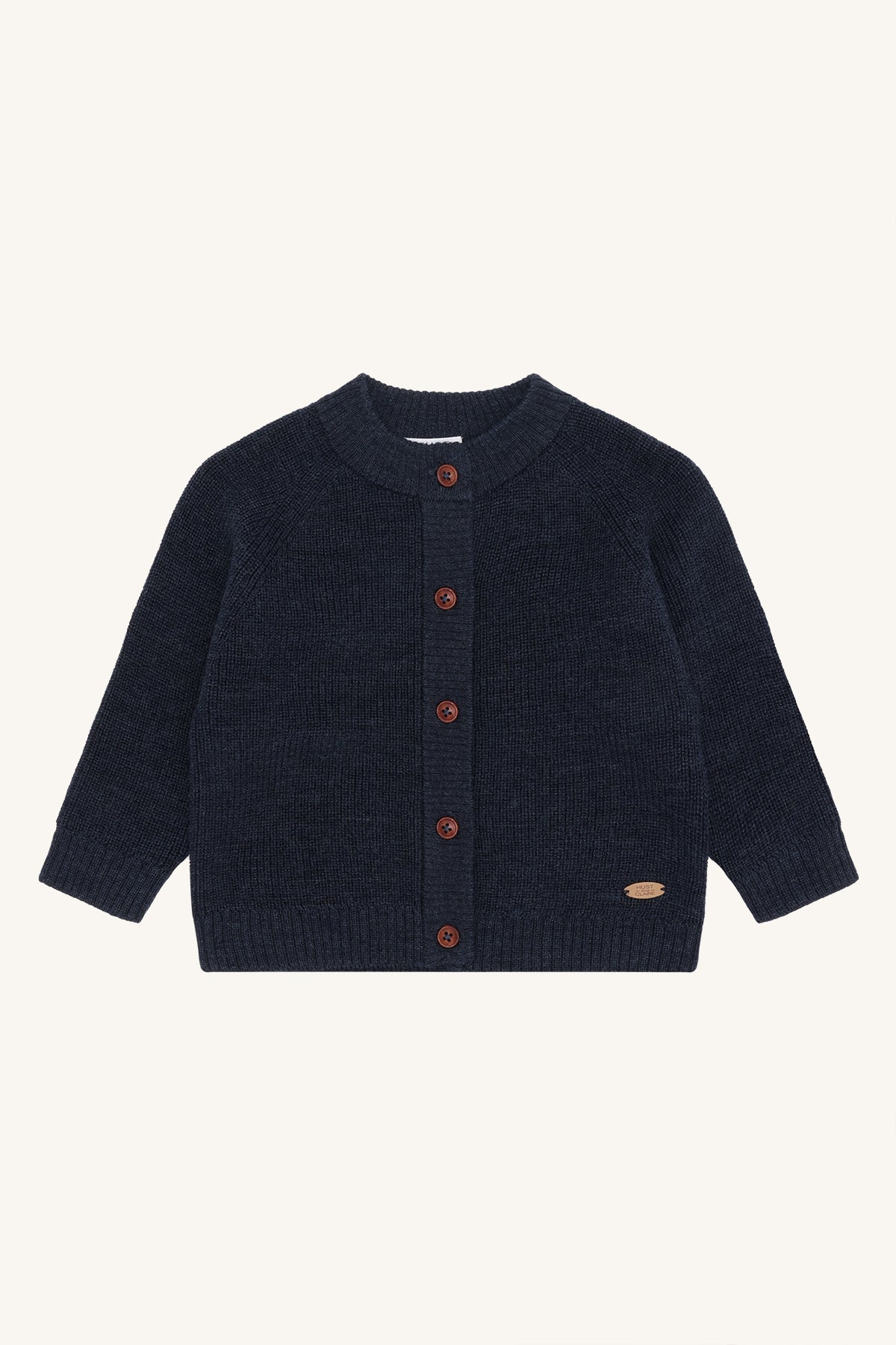 Vorderansicht der Hust&Claire Strickjacke in Dunkelblau aus 100% Wolle – erhältlich bei Bärechind in Winterthur, Zürich, Schweiz.