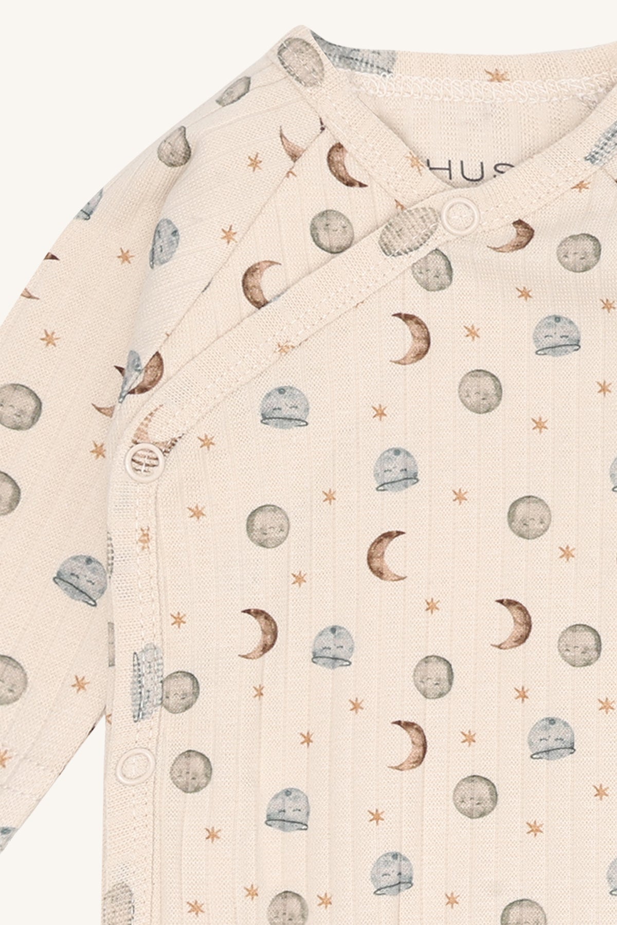Detailaufnahme Hust&Claire Wickelbody Bing mit Mond-Print und Wickelknöpfen – Bärechind Winterthur, Zürich, Schweiz.