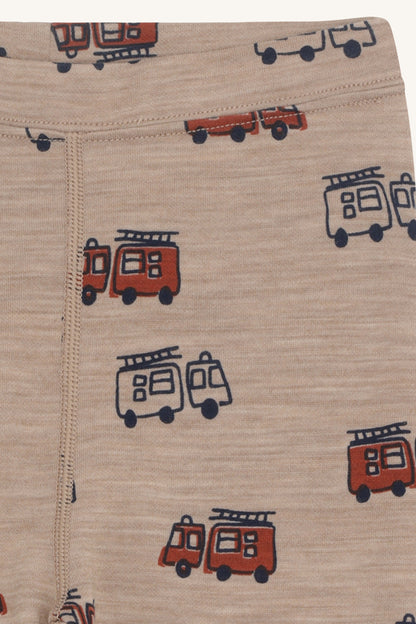 Detailaufnahme des Feuerwehrauto-Musters auf Hust&Claire Woll-Bambus-Leggings – erhältlich bei Bärechind in Winterthur, Zürich, Schweiz.