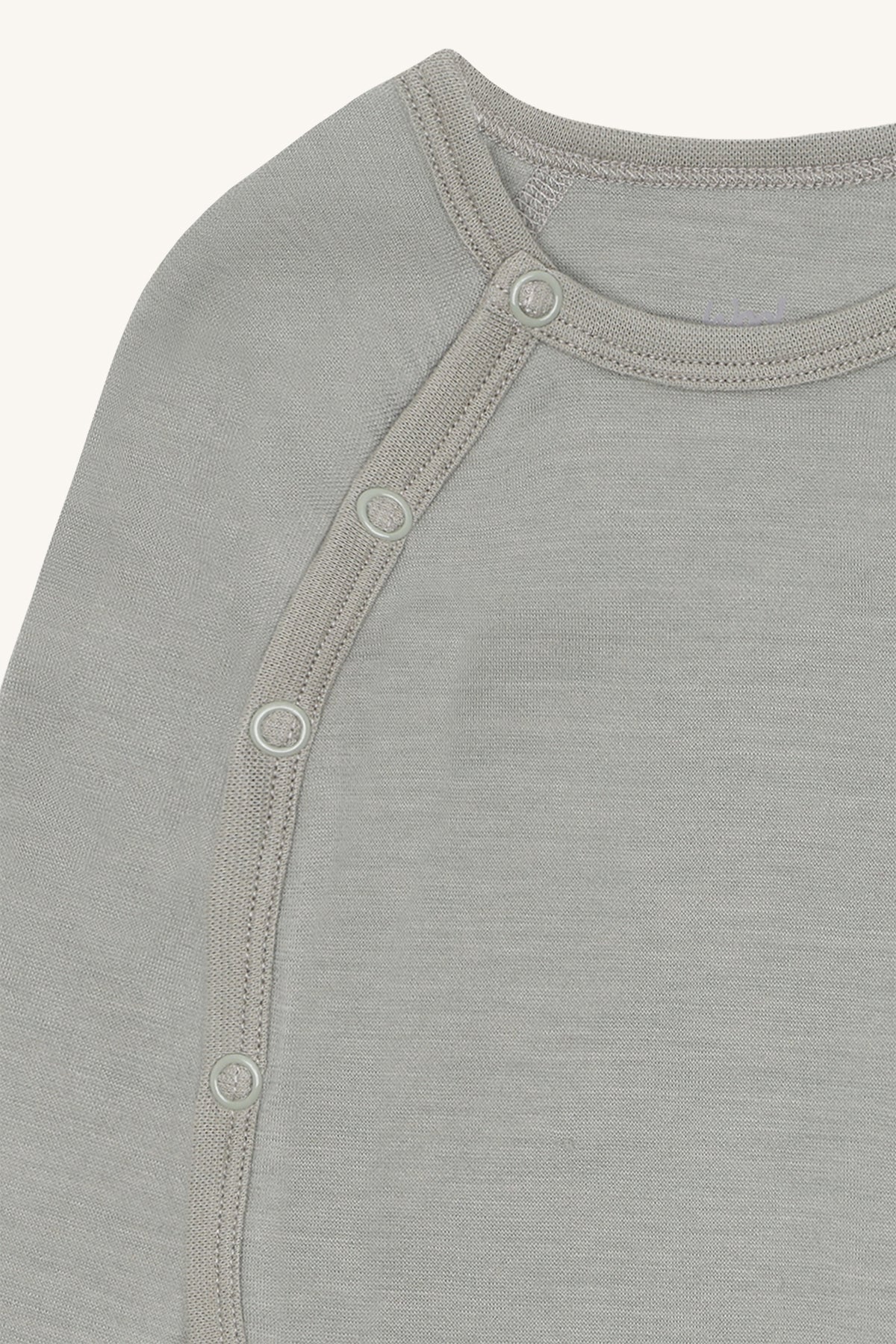 Detailansicht Hust&Claire Wollbody Grau – Knopfleiste und feine Nähte, Bärechind Winterthur Zürich Schweiz