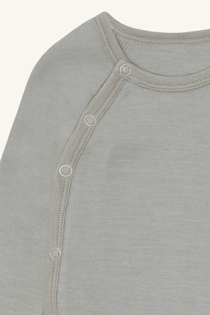 Detailansicht Hust&Claire Wollbody Grau – Knopfleiste und feine Nähte, Bärechind Winterthur Zürich Schweiz