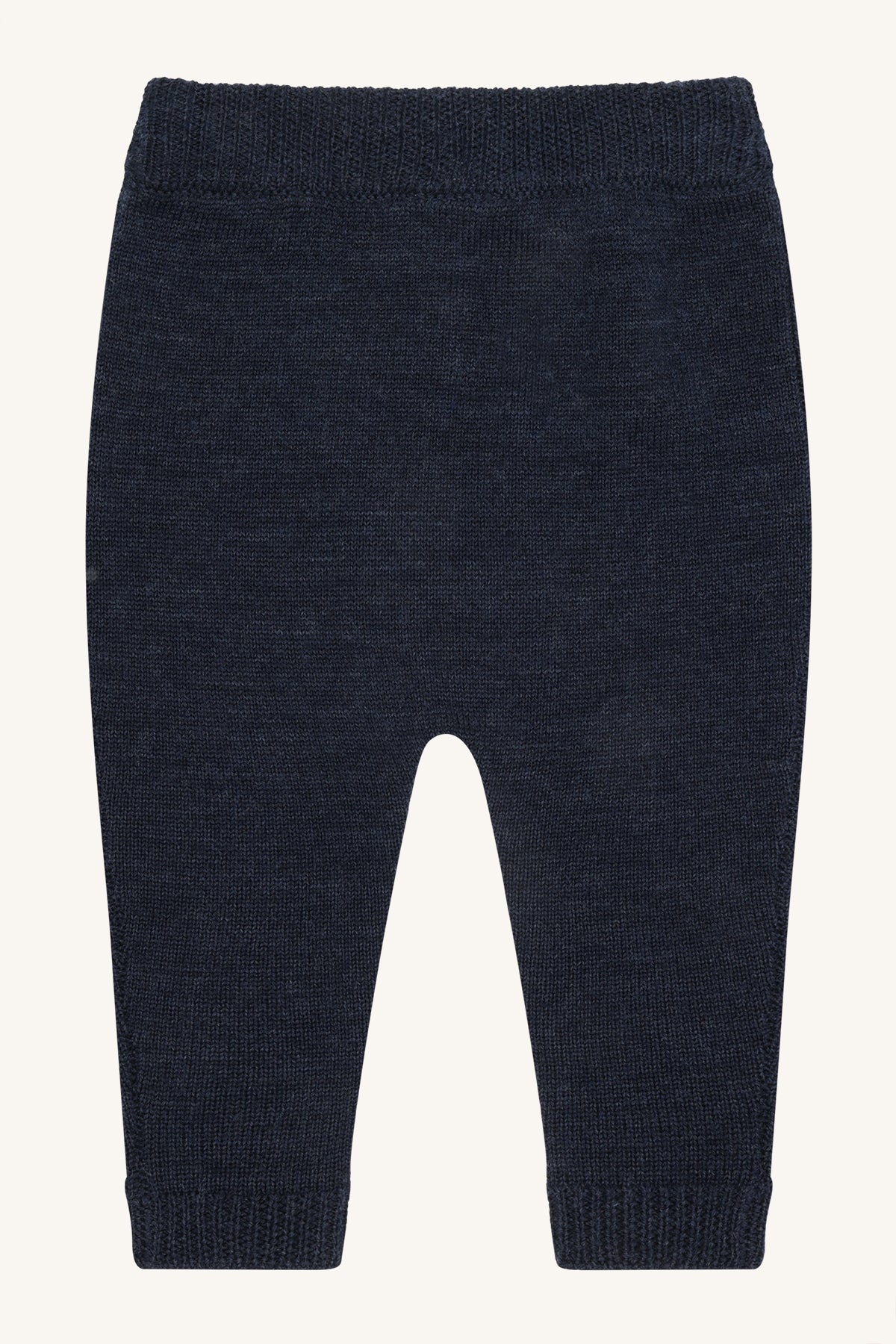 Rückansicht der Hust&Claire Wollhose Guri aus 100% Wollstrick bei Bärechind in Winterthur, Zürich, Schweiz.