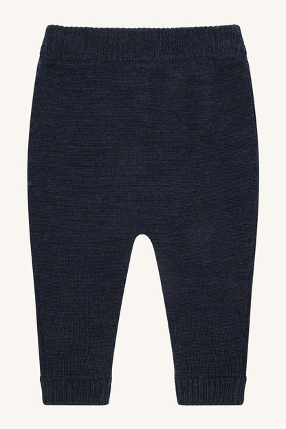 Rückansicht der Hust&Claire Wollhose Guri aus 100% Wollstrick bei Bärechind in Winterthur, Zürich, Schweiz.